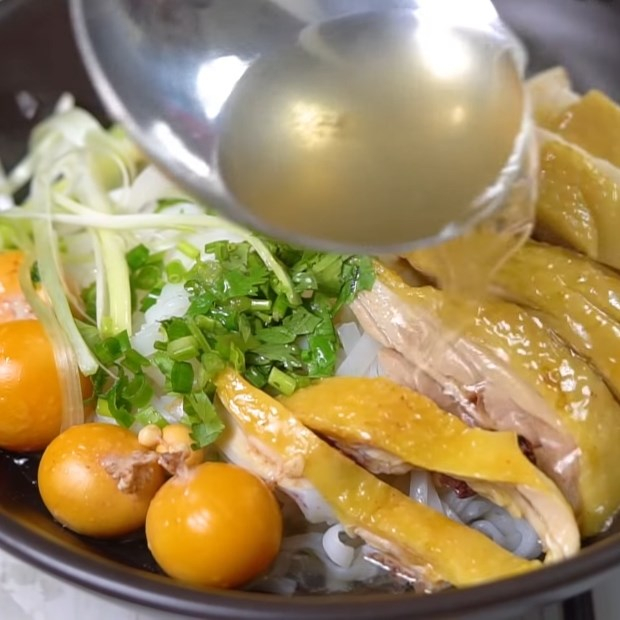 Cách nấu phở gà nóng hổi ngay tại nhà, ai cũng làm được
